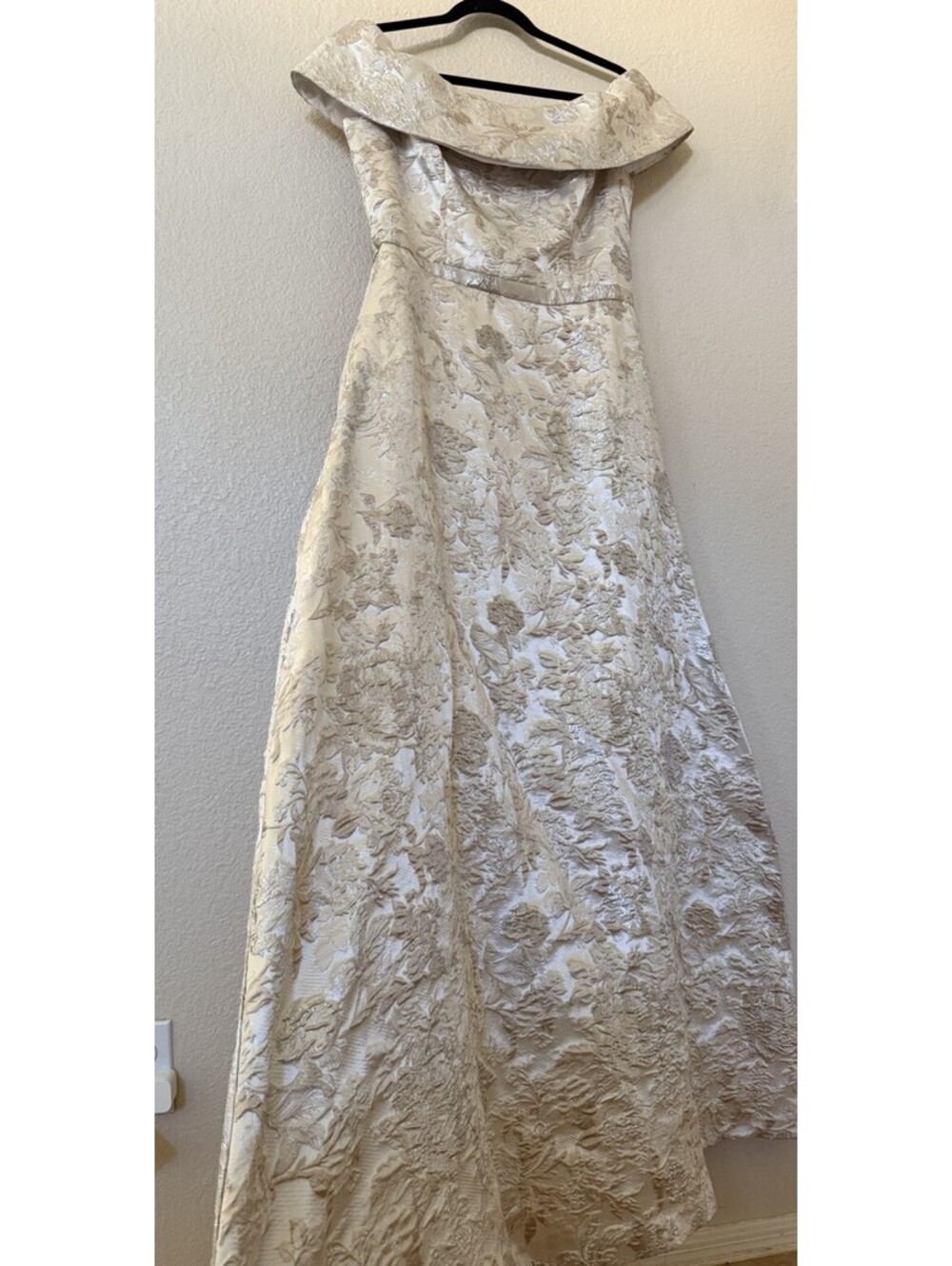 New Xscape Metallic Floral Brocade Off Shoulder Gown In Champagne Sz 8 $225 - Picture 5 of 10